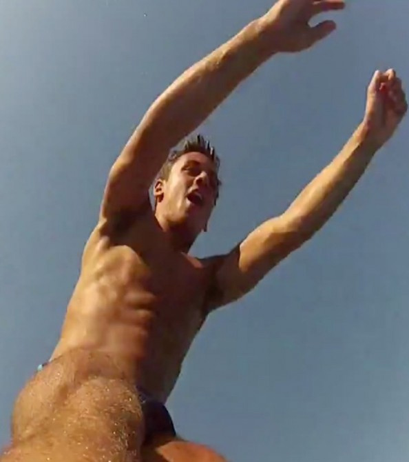 Tom Daley si tuffa anche in vacanza