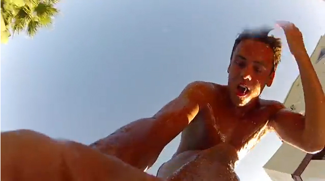 Tom Daley si tuffa anche in vacanza