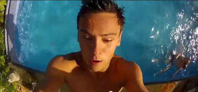 Tom Daley si tuffa anche in vacanza