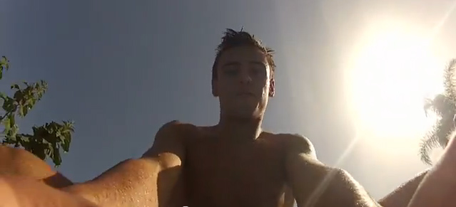 Tom Daley si tuffa anche in vacanza
