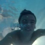 Tom Daley si tuffa anche in vacanza - Thumbnail