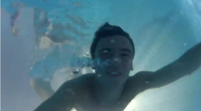 Tom Daley si tuffa anche in vacanza
