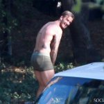 Beckham posa per H&M, ma passa un bus di turisti e... - Thumbnail