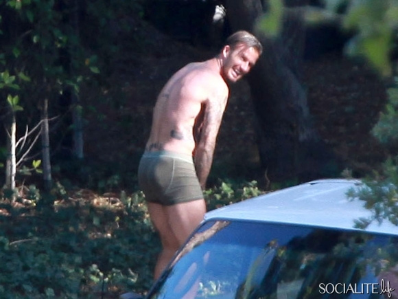 Beckham posa per H&M, ma passa un bus di turisti e...