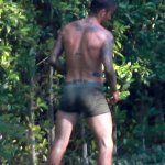 Beckham posa per H&M, ma passa un bus di turisti e... - Thumbnail