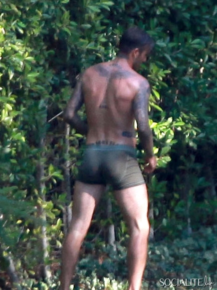 Beckham posa per H&M, ma passa un bus di turisti e...