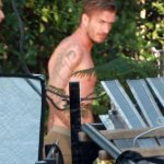 Beckham posa per H&M, ma passa un bus di turisti e... - Thumbnail