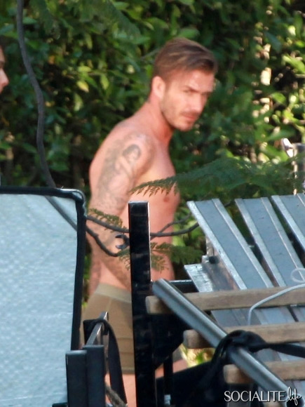 Beckham posa per H&M, ma passa un bus di turisti e...