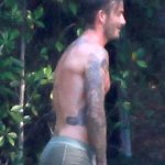 Beckham posa per H&M, ma passa un bus di turisti e... - Thumbnail