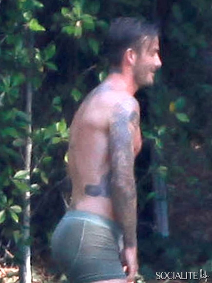 Beckham posa per H&M, ma passa un bus di turisti e...