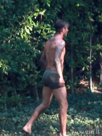 Beckham posa per H&M, ma passa un bus di turisti e...