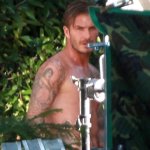 Beckham posa per H&M, ma passa un bus di turisti e... - Thumbnail