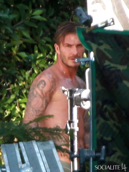 Beckham posa per H&M, ma passa un bus di turisti e...