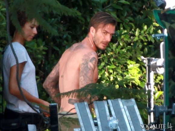 Beckham posa per H&M, ma passa un bus di turisti e...