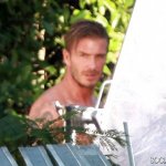 Beckham posa per H&M, ma passa un bus di turisti e... - Thumbnail