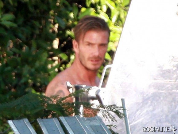 Beckham posa per H&M, ma passa un bus di turisti e...