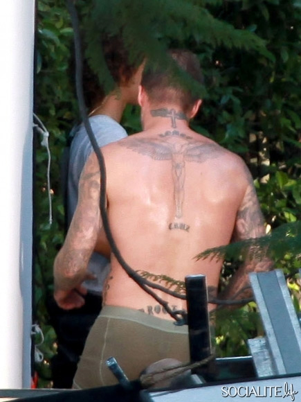 Beckham posa per H&M, ma passa un bus di turisti e...