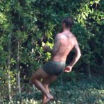 Beckham posa per H&M, ma passa un bus di turisti e... - Thumbnail