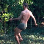 Beckham posa per H&M, ma passa un bus di turisti e... - Thumbnail