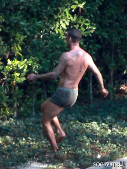 Beckham posa per H&M, ma passa un bus di turisti e...