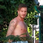 Beckham posa per H&M, ma passa un bus di turisti e... - Thumbnail