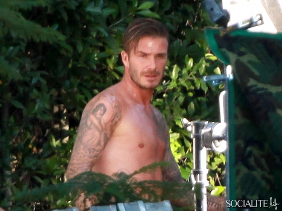 Beckham posa per H&M, ma passa un bus di turisti e...