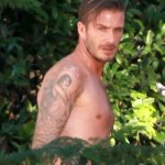 Beckham posa per H&M, ma passa un bus di turisti e... - Thumbnail