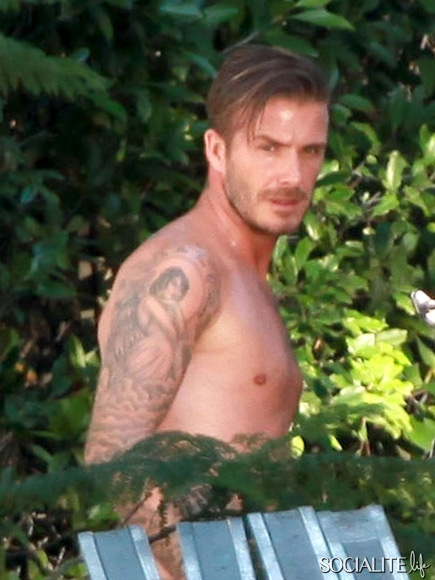Beckham posa per H&M, ma passa un bus di turisti e...