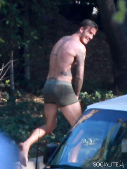 Beckham posa per H&M, ma passa un bus di turisti e...