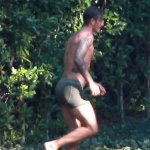 Beckham posa per H&M, ma passa un bus di turisti e... - Thumbnail