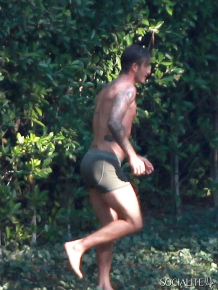 Beckham posa per H&M, ma passa un bus di turisti e...