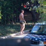 Beckham posa per H&M, ma passa un bus di turisti e... - Thumbnail