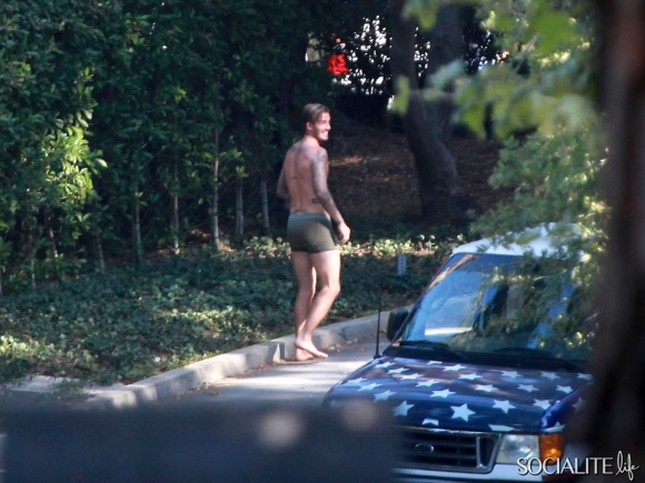 Beckham posa per H&M, ma passa un bus di turisti e...