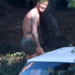Beckham posa per H&M, ma passa un bus di turisti e... - Thumbnail