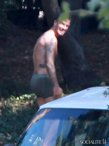 Beckham posa per H&M, ma passa un bus di turisti e...