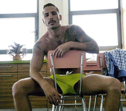 Il porn performer Jonathan Agassi in costume per Charlie