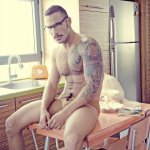 Il porn performer Jonathan Agassi in costume per Charlie - Thumbnail