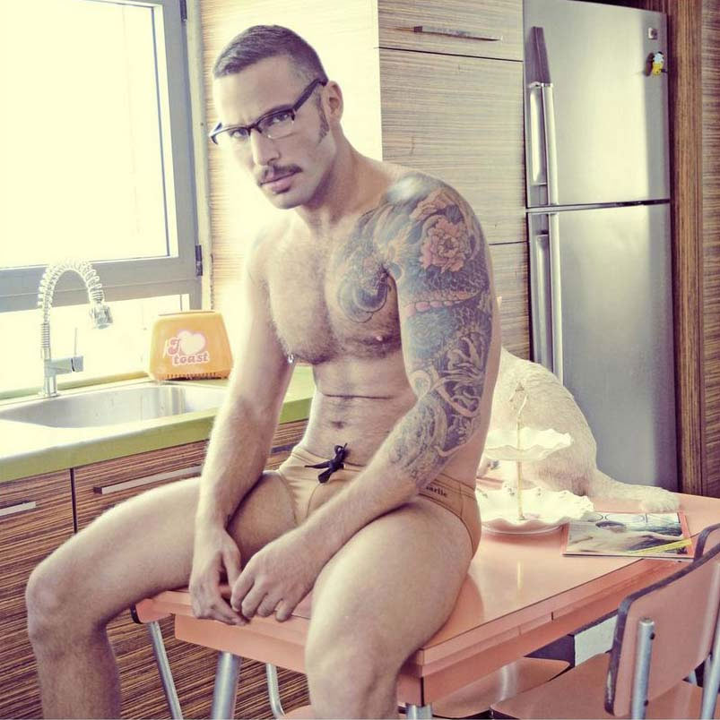 Il porn performer Jonathan Agassi in costume per Charlie