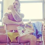 Il porn performer Jonathan Agassi in costume per Charlie - Thumbnail