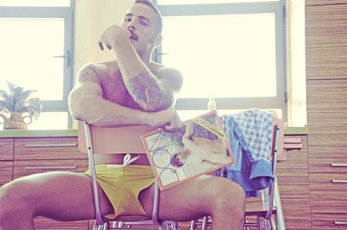 Il porn performer Jonathan Agassi in costume per Charlie