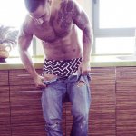 Il porn performer Jonathan Agassi in costume per Charlie - Thumbnail