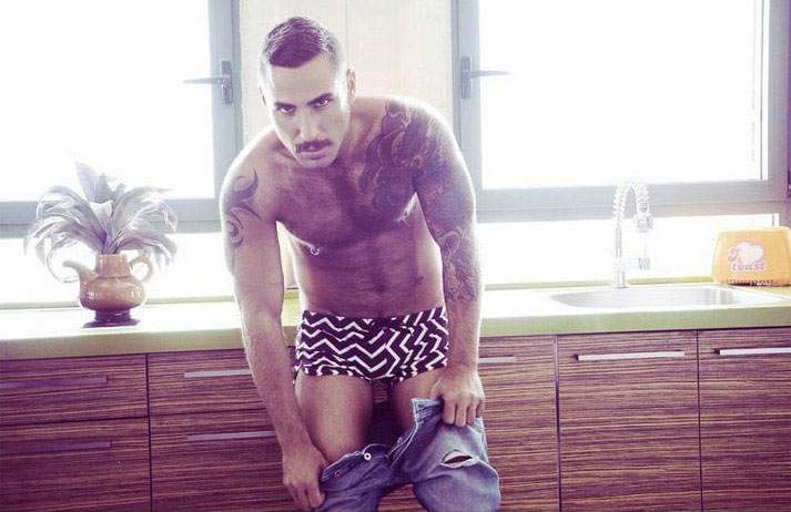 Il porn performer Jonathan Agassi in costume per Charlie