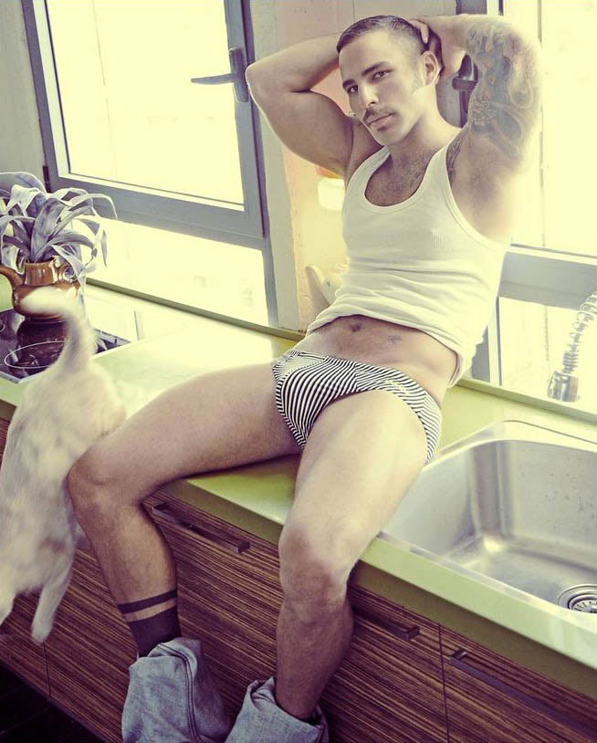 Il porn performer Jonathan Agassi in costume per Charlie