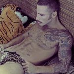 Il porn performer Jonathan Agassi in costume per Charlie - Thumbnail