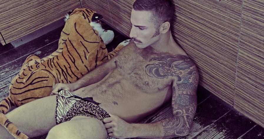 Il porn performer Jonathan Agassi in costume per Charlie