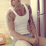 Il porn performer Jonathan Agassi in costume per Charlie - Thumbnail