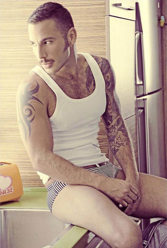 Il porn performer Jonathan Agassi in costume per Charlie