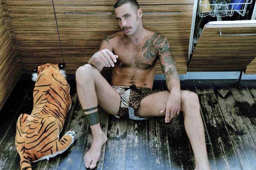 Il porn performer Jonathan Agassi in costume per Charlie