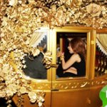 Ultima Gaga-follia: una carrozza d'oro per andare da Harrods - Thumbnail