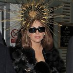 Ultima Gaga-follia: una carrozza d'oro per andare da Harrods - Thumbnail